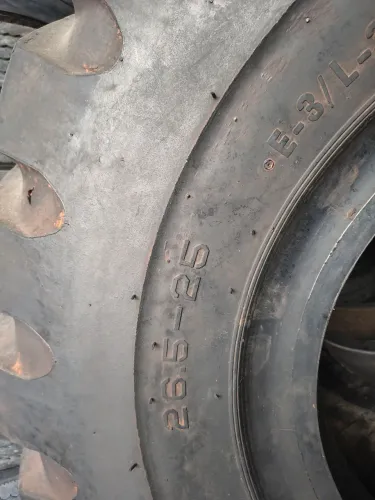 Pneus 26.5-25 semi novos