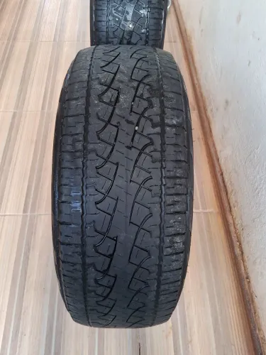 Vendo dois pneus 255/65/17 Scorpions pirreli