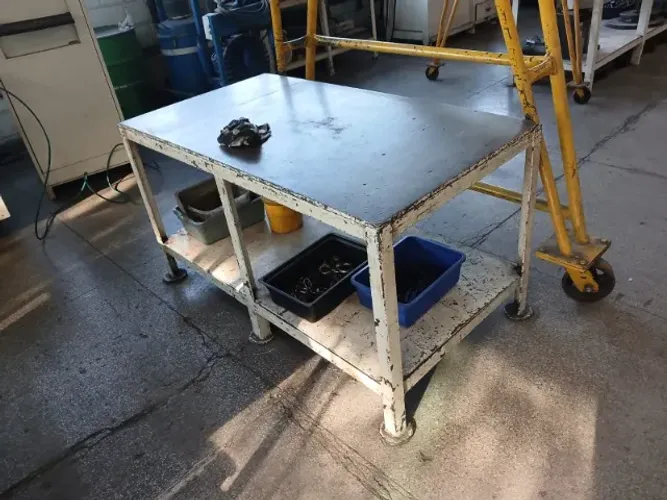 Vendo Bancada de Aço, Tampo em aço 1/2`. Ideal para industria metalurgica