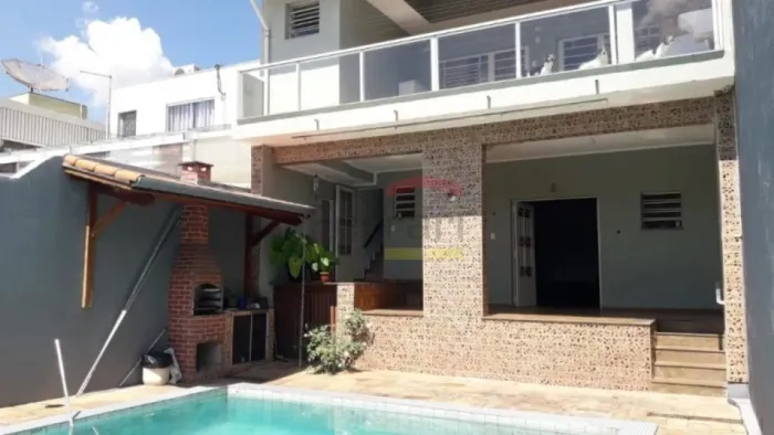 Prédio comercial próximo a avenida água fria com moradia, vagas para automóveis, três ampl
