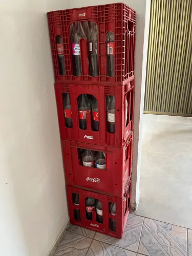 Grade com garrafas de refrigerante