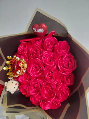 Buquês de flores de cetim