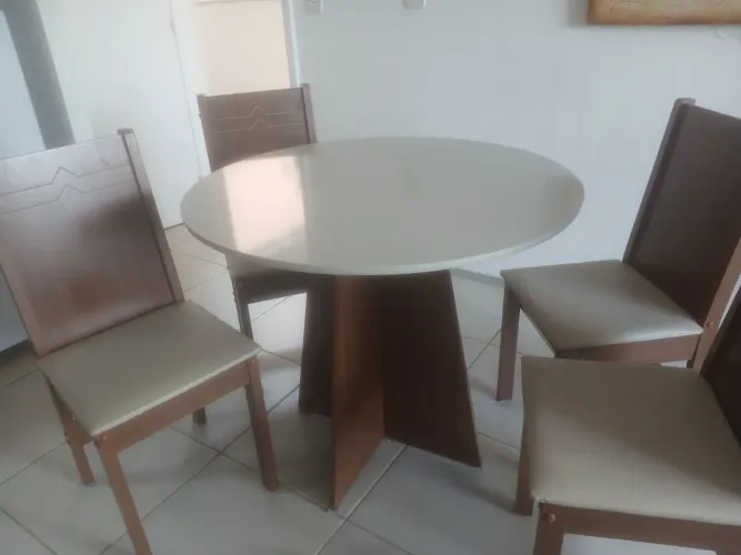 Vendo mesa de jantar simi nova sem marcas de uso