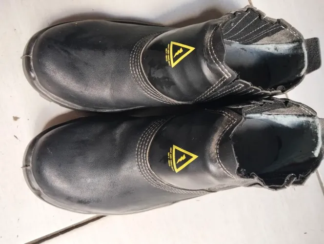 Vendo uma bota de eletricista nova falar nu zap *06