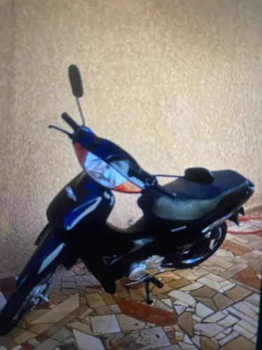 Vendo Honda biz 100, muito bem conservada, pronta para uso. Moto econômica.