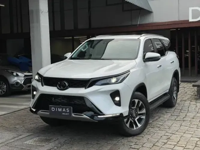 Toyota Hilux CD DLX 4X4 2.8 Diesel 2025