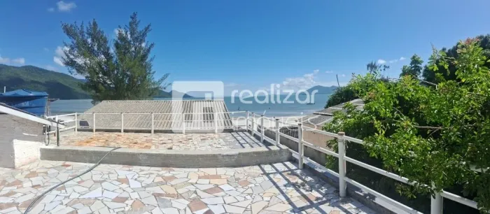 Terreno com 3 apartamentos kitnet Frente Mar