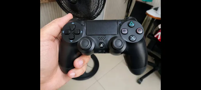 Controle Bluetooth estilo DualShock 4 + Suporte para Celular - R$ 180