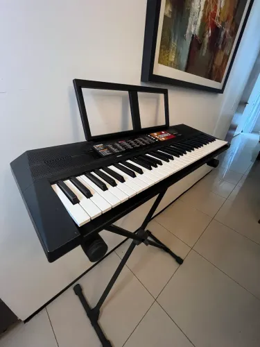 Yamaha PSR-F51 + Suporte | Estado de Novo | Pronto para Uso