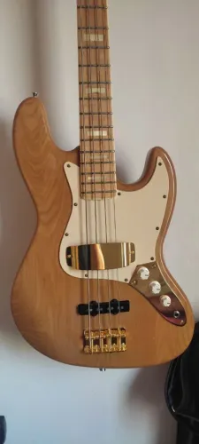 Baixo SX Jazz Bass 4c em Ash, blindado e com caps DiMarzio