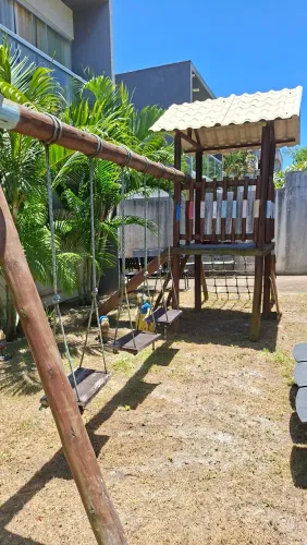 Parquinho de eucalipto com balanços e escorregador - 