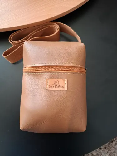 Bolsa tiracolo em sintético caramelo