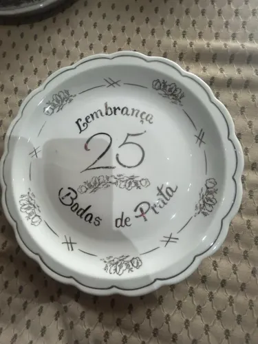 Bodas de prata. Prato grosso com bordas seguindo o desenho