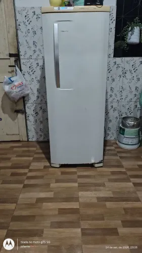 Vende se um geladeira Eletrolux