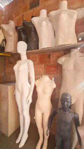 Manequins, bustos, cabides, araras e outros