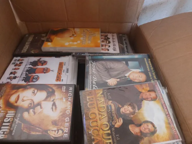 Vendo 2000 mil DVDs filmes variados