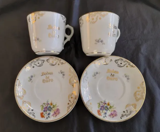 Conjunto de xícaras comemorativas de Bodas de Ouro em porcelana branca com detalhes florai