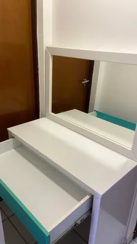 Vendo penteadeira + mesa de cabeceira cor azul turquesa 