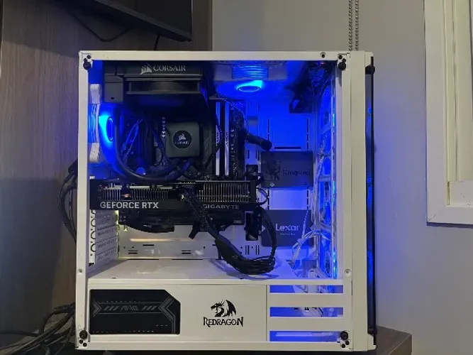 PC Gamer Ryzen 7 5700X3D + RTX 4070 Gigabyte + 32 GB RAM + 2,48 TB SSD | RGB Branco