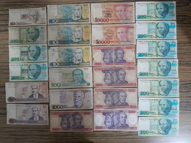 Notas de dinheiro antigas