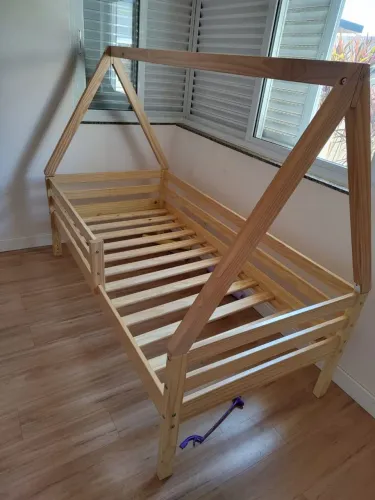 Cama dupla de madeira com colchões 