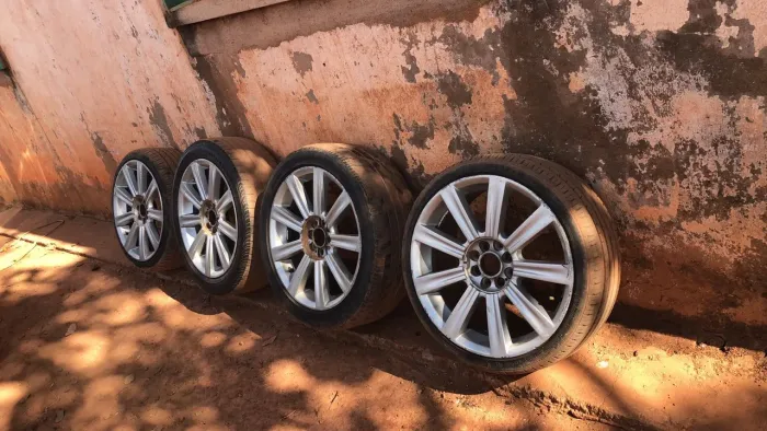 Rodas aro 17 completa.