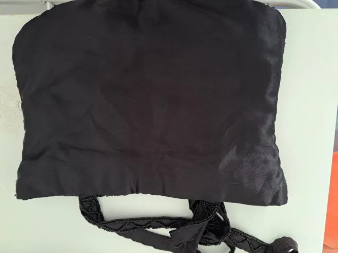 BOLSA DE FESTA PRETA COM LANTEJOULAS E SEDA