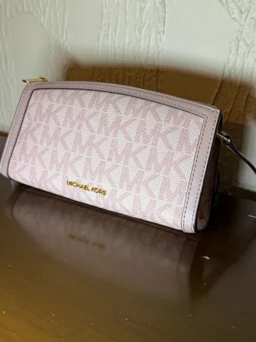 bolsa transversal michael kors jet set média com logotipo