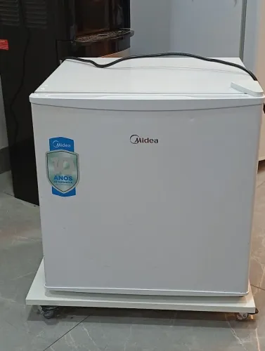 Frigobar Midea <br>45 lts/ 110v<br>$500,00