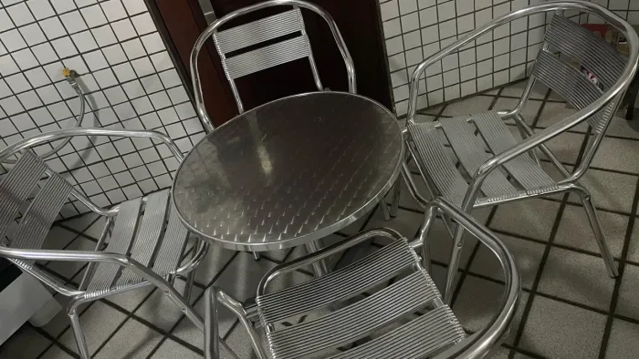 Mesa de alumínio com 4 cadeiras 