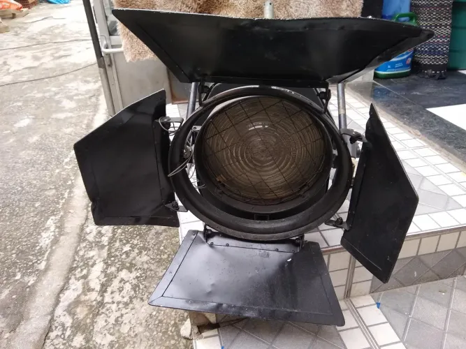 Vendo refletor profissional Fresnel 2000w