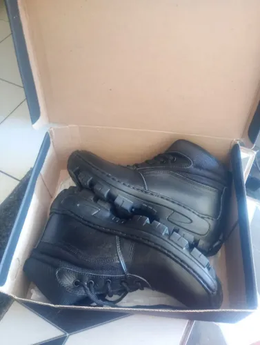 Bota para trabalhar ou usar dia a dia. Ou trabalhar de segurança também.