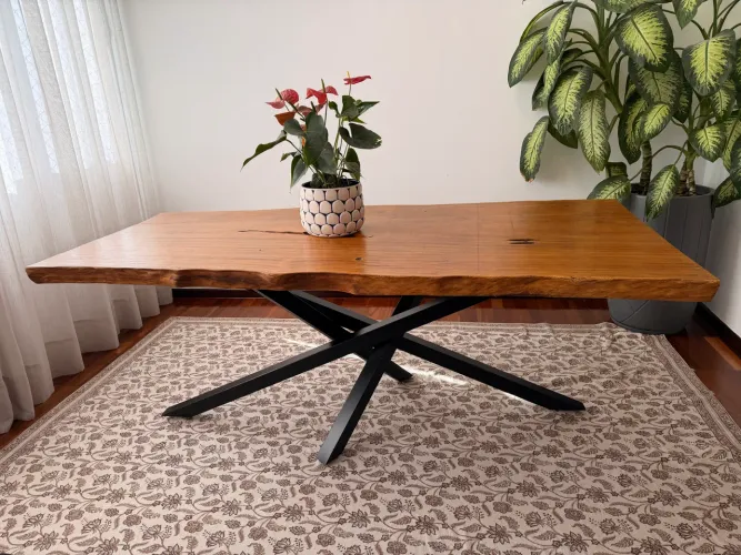 Mesa de jantar de madeira maciça