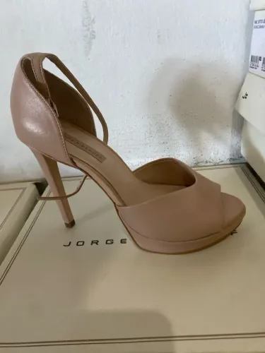 Salto elegante da marca brasileira JORGE BISCHOFF, nunca usado