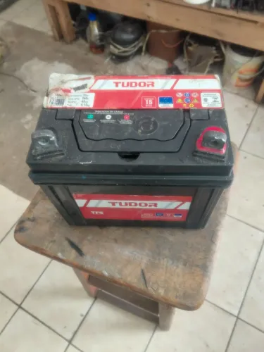 Bateria estacionária 30 amperes 12 volts funcionando e carregada 
