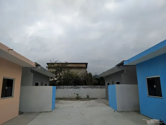 Condomínio com 6 casas lineares Santa Cruz da Serra