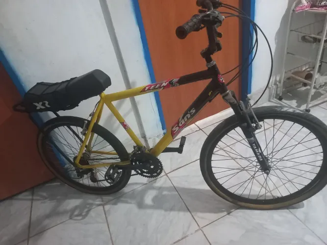 Bicicleta de Marcha 26( USADA em ótimo estado de conservação só está com os pneus vazios