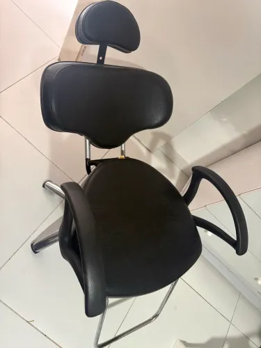 Cadeira para salão, maquiagem ou design de sobrancelha- reclinável.