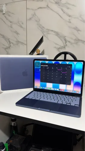 MacBook neo novo. Aberto apenas para conferir.