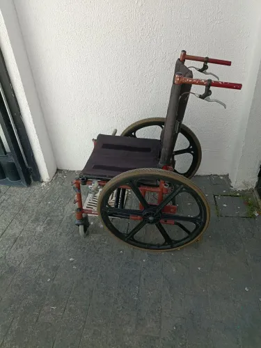 Cadeira de roda de alumínio com regulagem de inclinação.