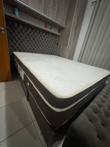 Cama Queen com massageador e gaveteiro lateral