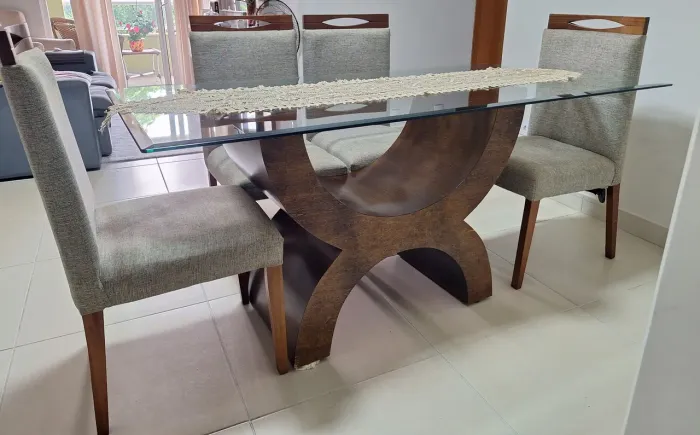 Mesa com 6 cadeiras.