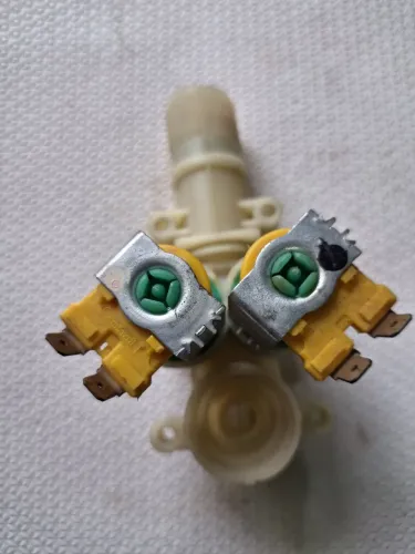 Válvula solenoide dupla da máquina de lavar Westinghouse antiga.