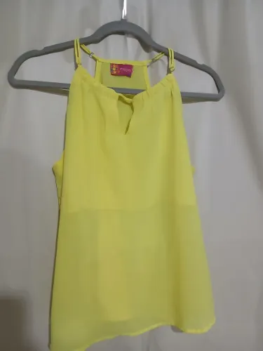 Camiseta amarela da FROM (peça de sobreposição)