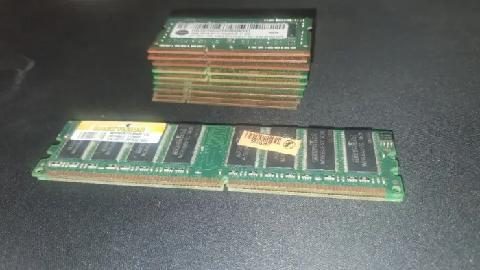 Vendo 11 memórias ddr misturado de notebook e desktop funcionando, frete grátis e em 12x