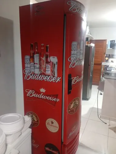 Freezer vertical da Budweiser
