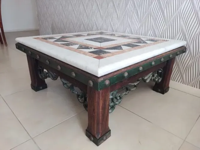 Mesa de centro em madeira maciça e tampo de sobrepor em mármore Italiano.