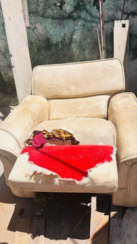 Vendo 2 poltronas que vira cama para reformar o estofamento