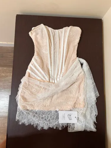 Vestido branco de noiva (pré wedding, festas?) em renda chantilly, corset + saia