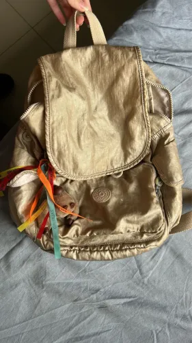 Mochila dourada Kipling 